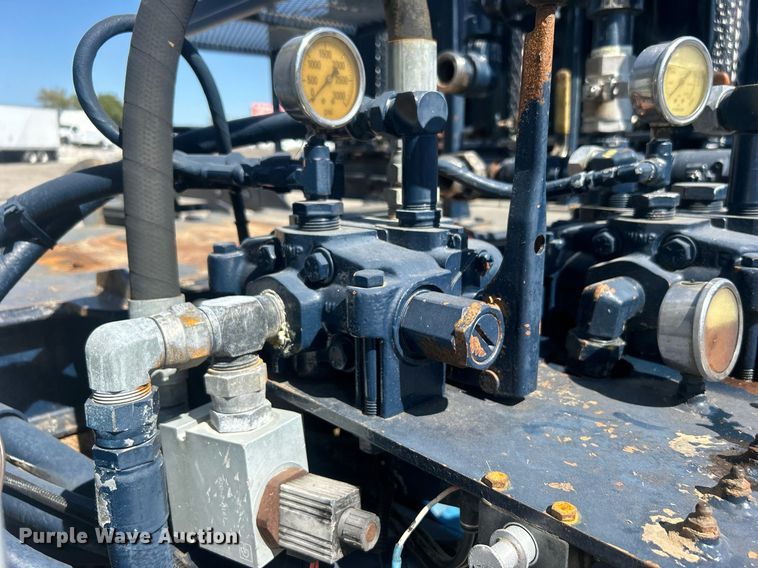 image for item EG1105 2013 International  7400 tank truck