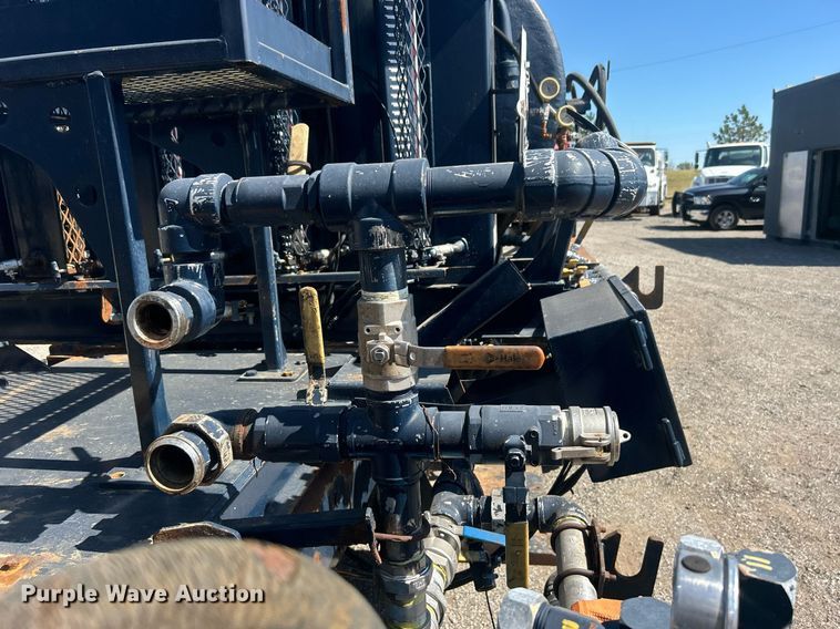 image for item EG1105 2013 International  7400 tank truck