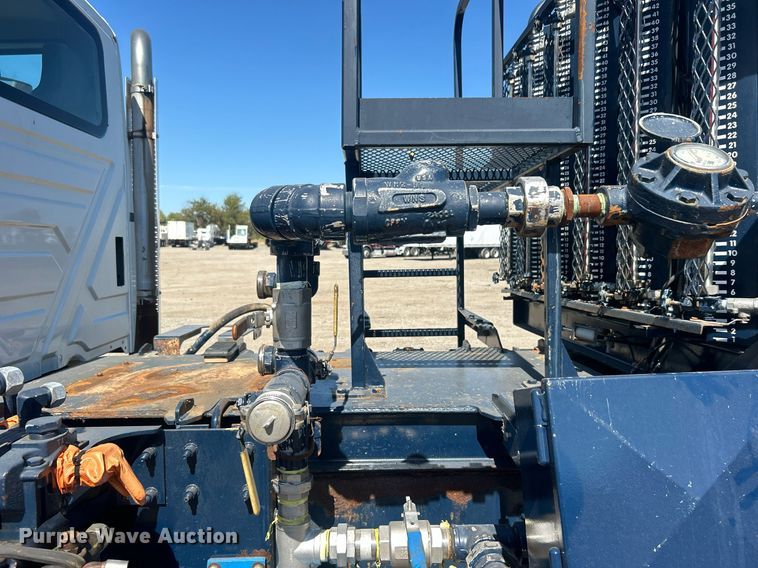 image for item EG1105 2013 International  7400 tank truck