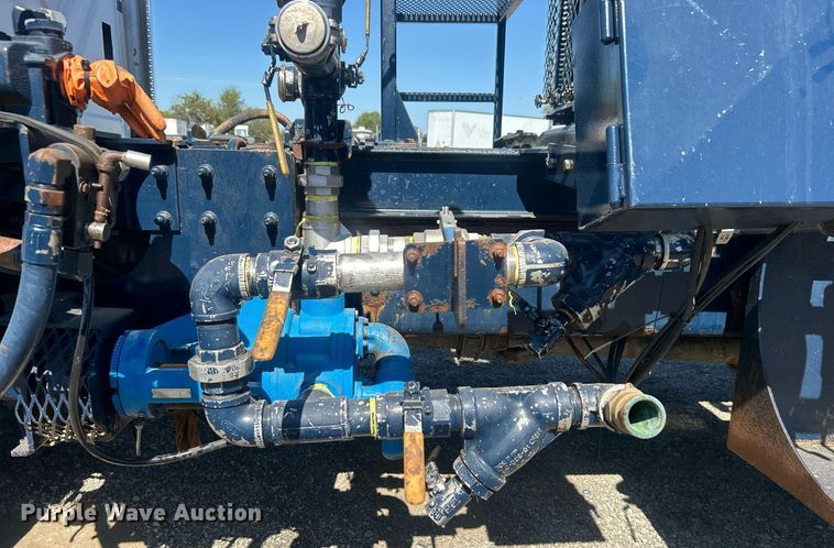 image for item EG1105 2013 International  7400 tank truck