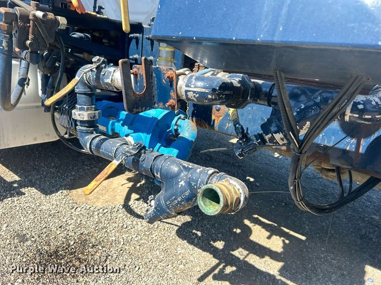 image for item EG1105 2013 International  7400 tank truck