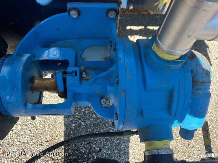 image for item EG1105 2013 International  7400 tank truck