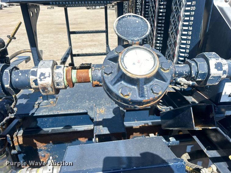 image for item EG1105 2013 International  7400 tank truck