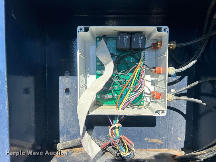 image for item EG1105 2013 International  7400 tank truck