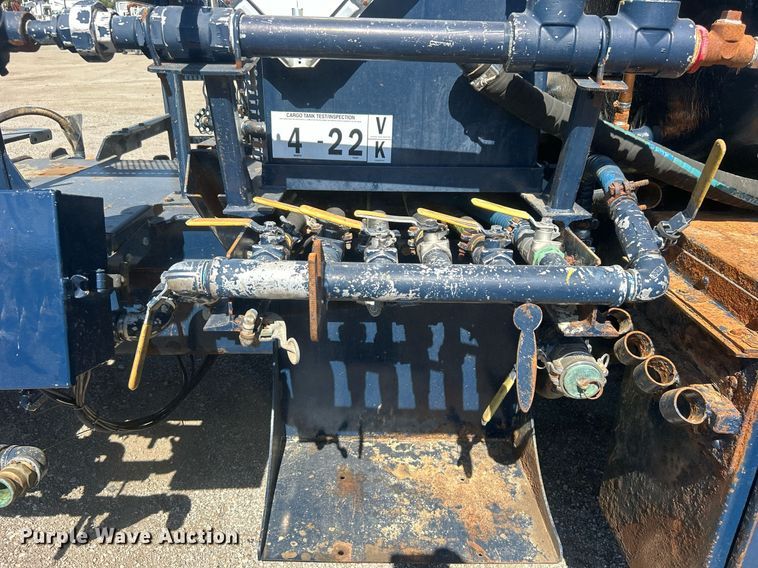 image for item EG1105 2013 International  7400 tank truck