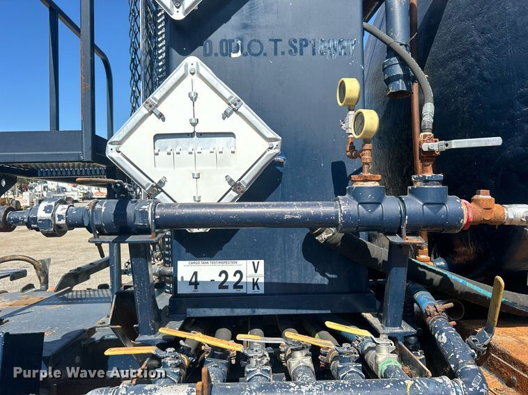 image for item EG1105 2013 International  7400 tank truck