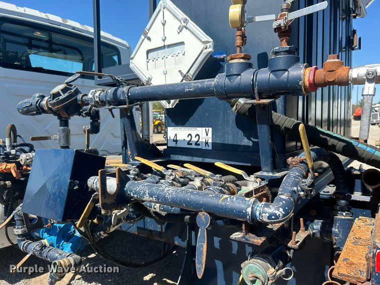 image for item EG1105 2013 International  7400 tank truck