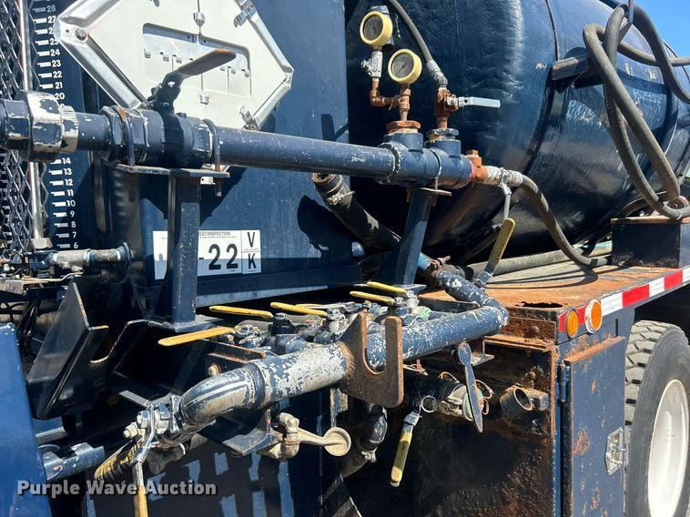 image for item EG1105 2013 International  7400 tank truck