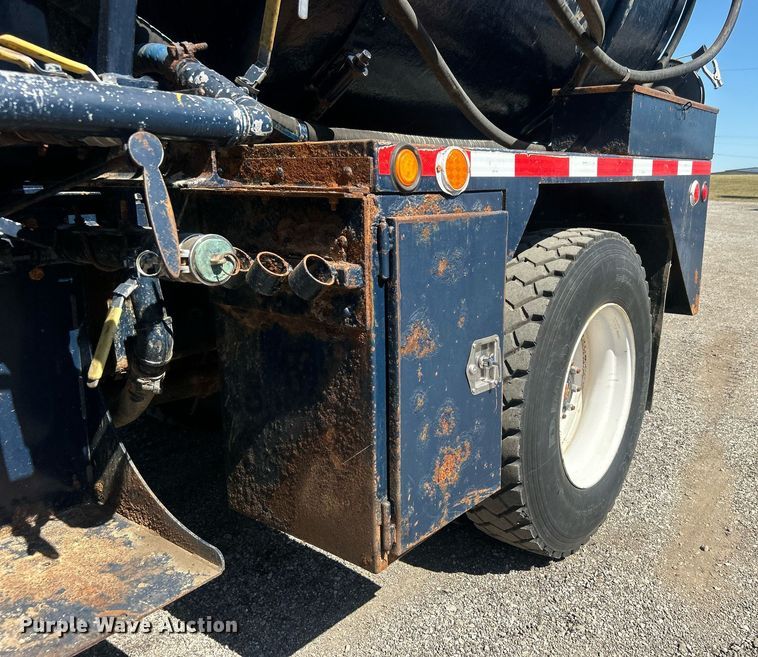 image for item EG1105 2013 International  7400 tank truck