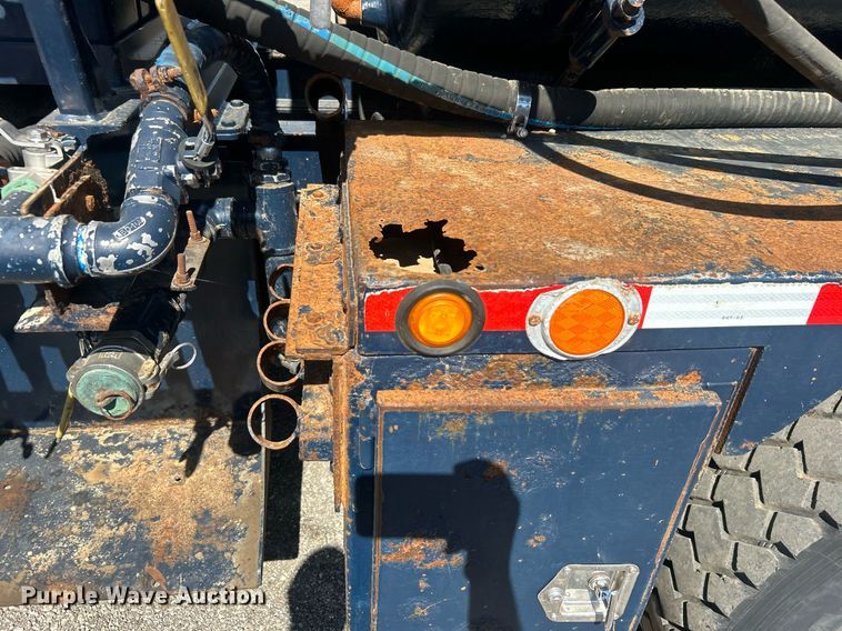 image for item EG1105 2013 International  7400 tank truck