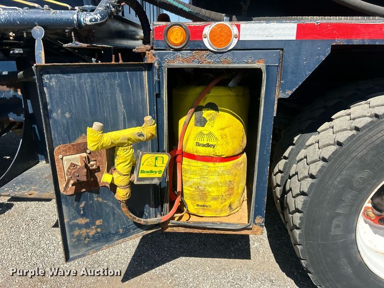 image for item EG1105 2013 International  7400 tank truck