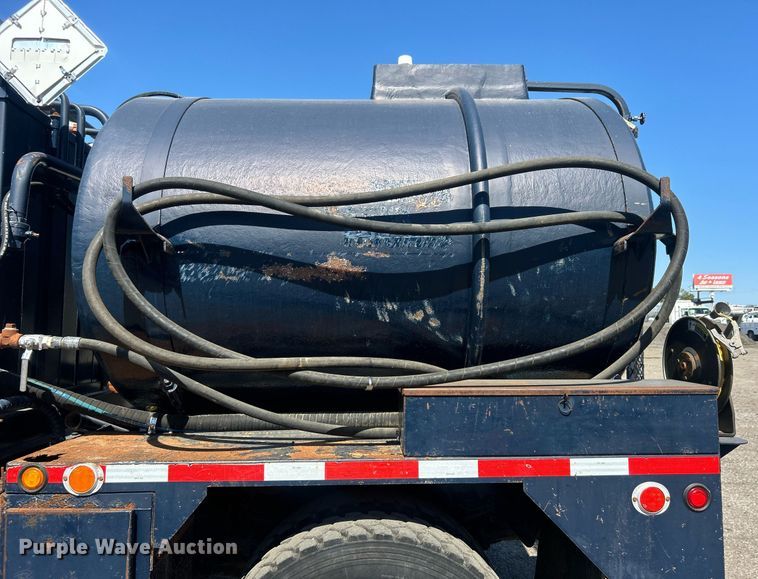 image for item EG1105 2013 International  7400 tank truck