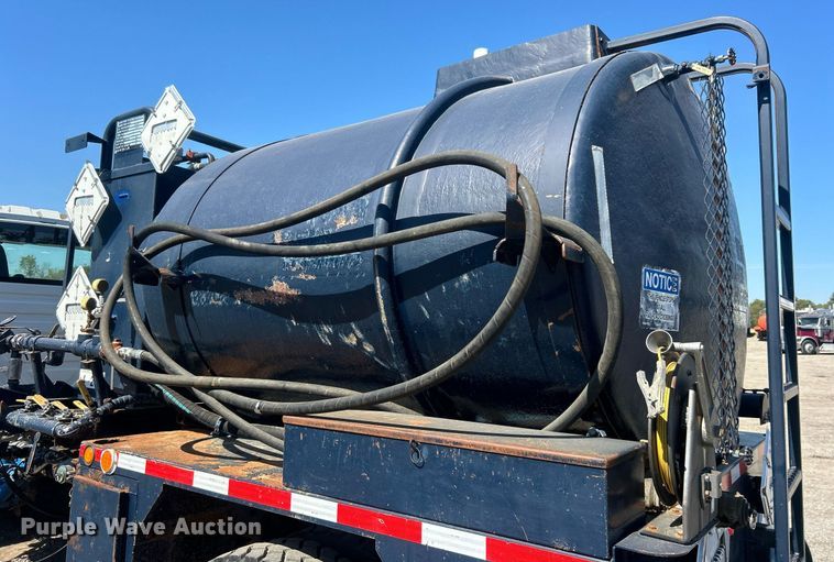 image for item EG1105 2013 International  7400 tank truck