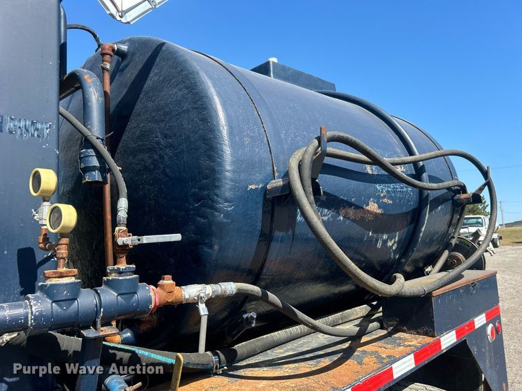 image for item EG1105 2013 International  7400 tank truck