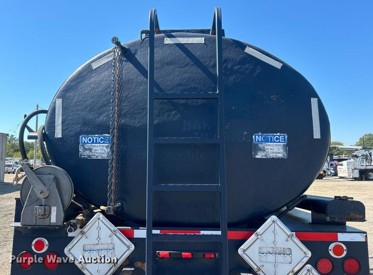 image for item EG1105 2013 International  7400 tank truck