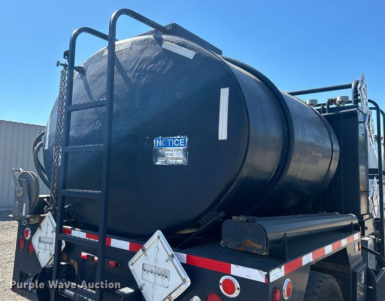 image for item EG1105 2013 International  7400 tank truck