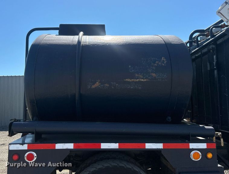 image for item EG1105 2013 International  7400 tank truck