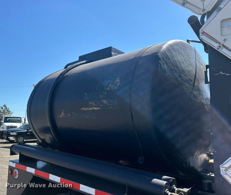 image for item EG1105 2013 International  7400 tank truck