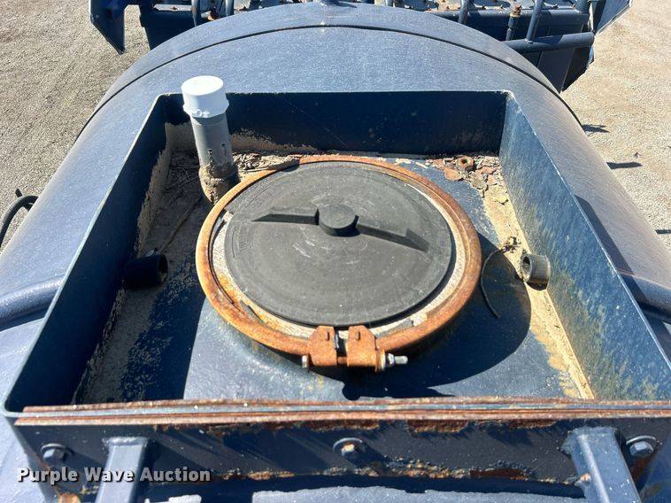 image for item EG1105 2013 International  7400 tank truck