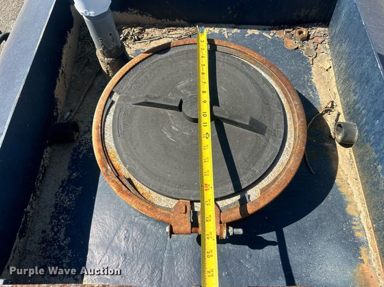 image for item EG1105 2013 International  7400 tank truck