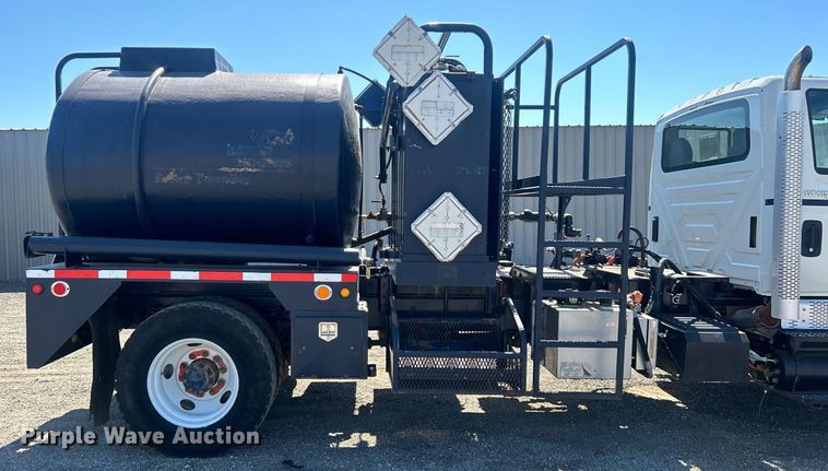 image for item EG1105 2013 International  7400 tank truck