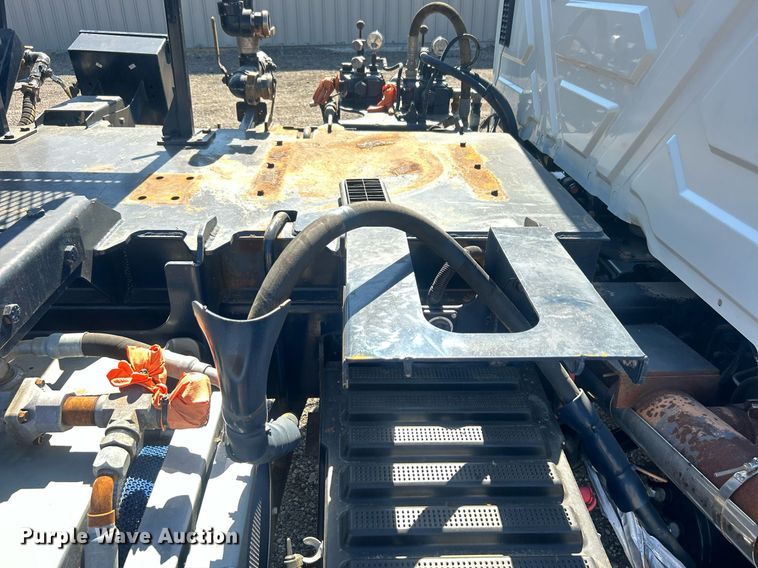 image for item EG1105 2013 International  7400 tank truck