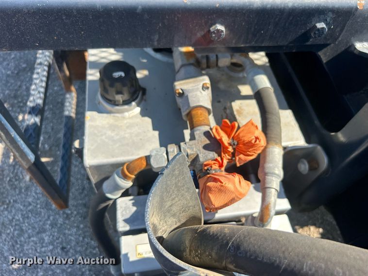 image for item EG1105 2013 International  7400 tank truck