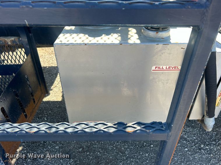 image for item EG1105 2013 International  7400 tank truck