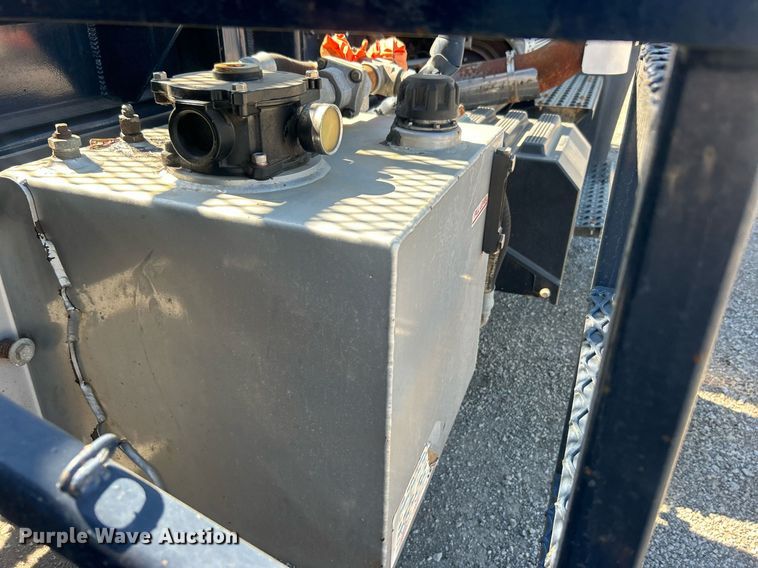 image for item EG1105 2013 International  7400 tank truck