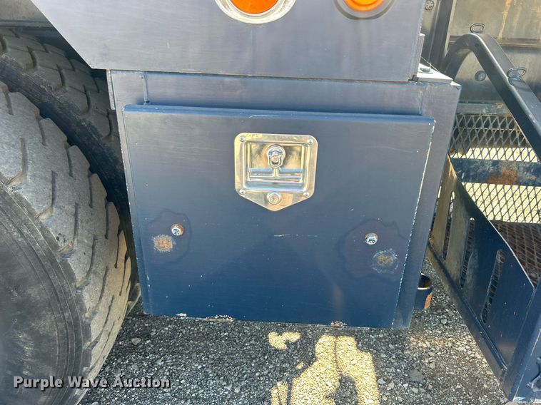 image for item EG1105 2013 International  7400 tank truck