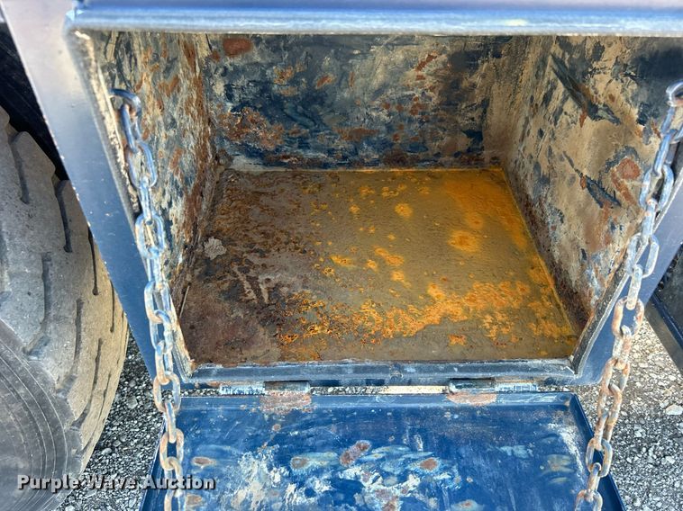 image for item EG1105 2013 International  7400 tank truck