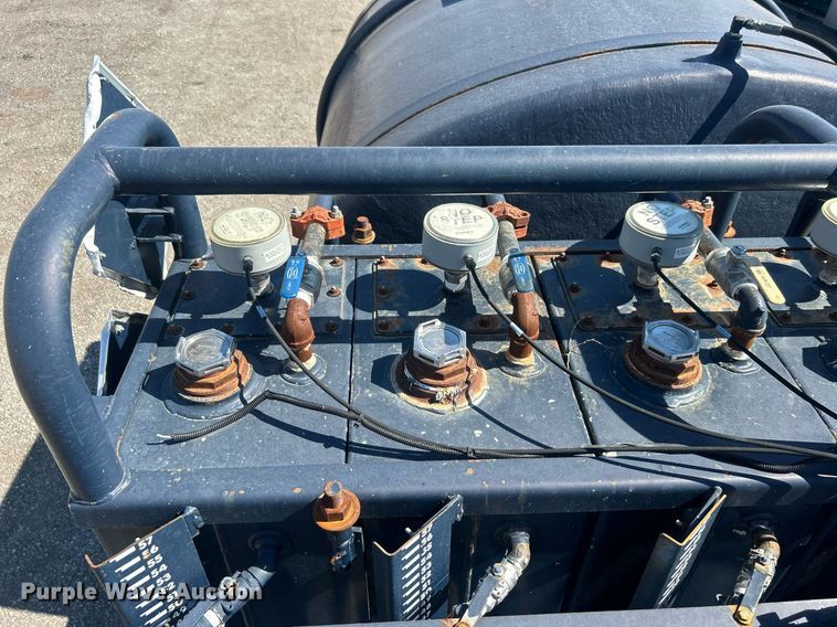 image for item EG1105 2013 International  7400 tank truck