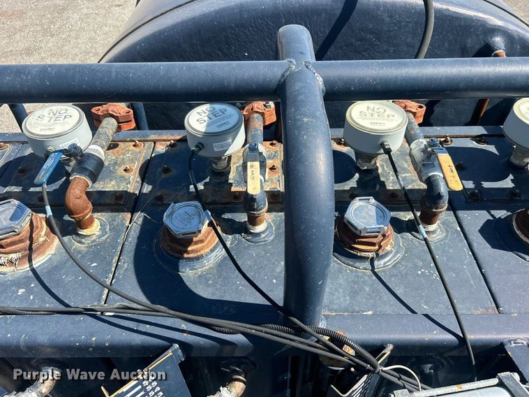 image for item EG1105 2013 International  7400 tank truck