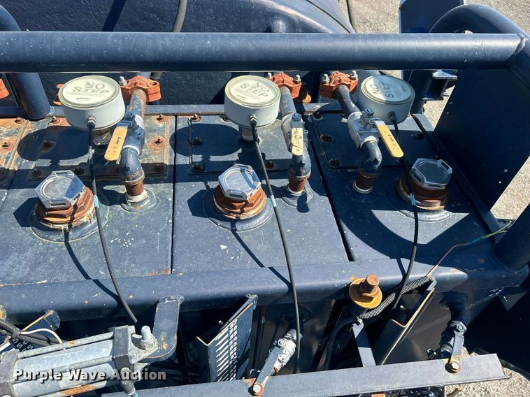 image for item EG1105 2013 International  7400 tank truck