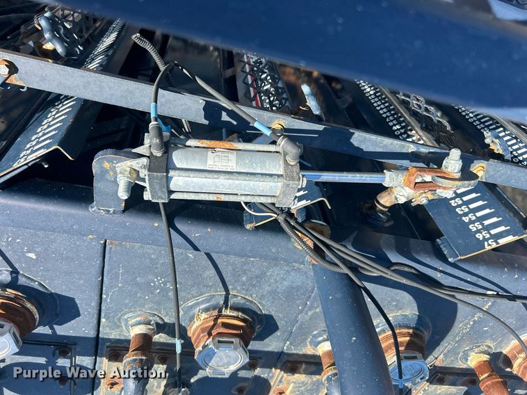 image for item EG1105 2013 International  7400 tank truck