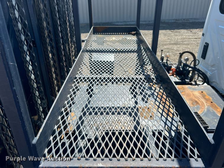 image for item EG1105 2013 International  7400 tank truck