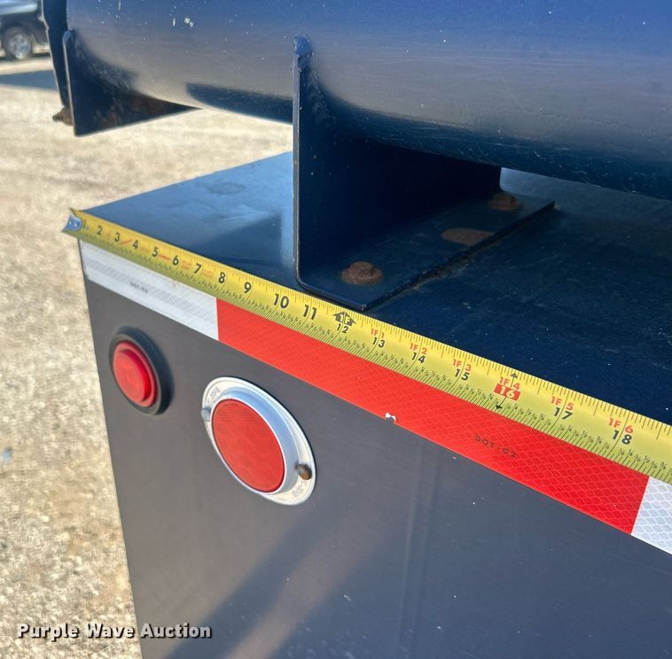 image for item EG1105 2013 International  7400 tank truck