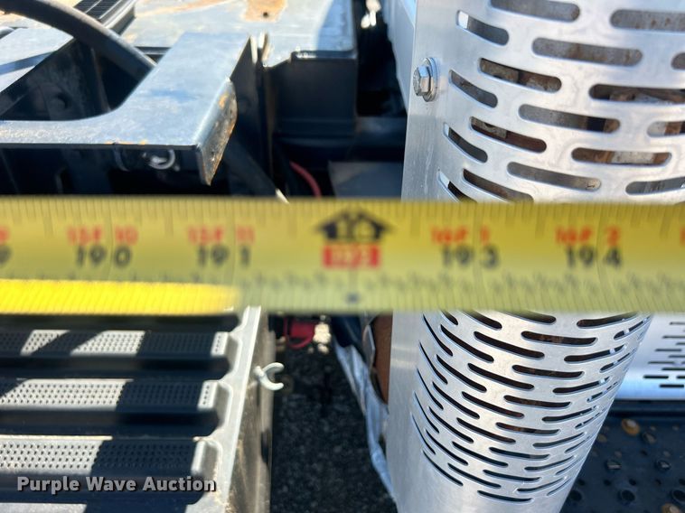 image for item EG1105 2013 International  7400 tank truck