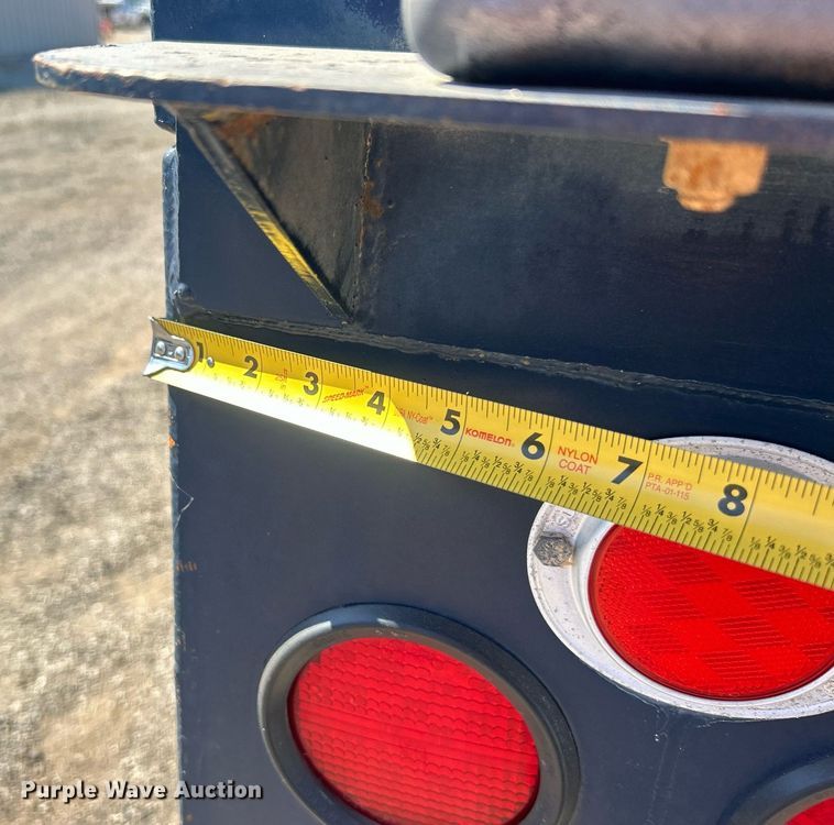 image for item EG1105 2013 International  7400 tank truck