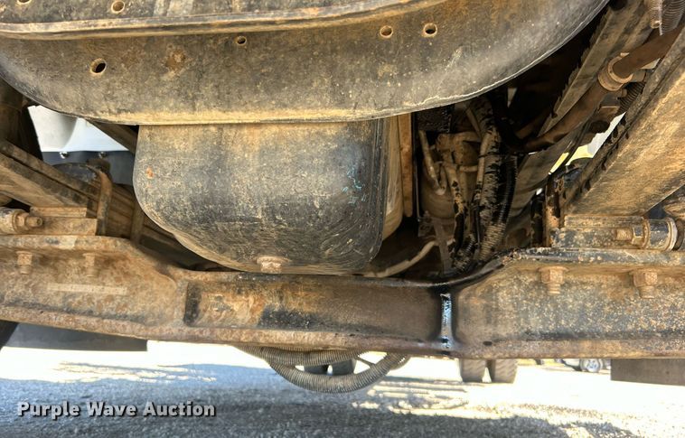 image for item EG1105 2013 International  7400 tank truck