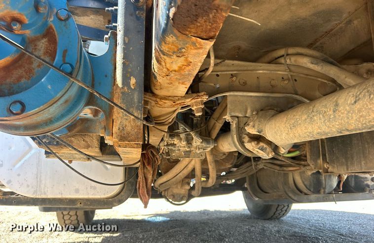 image for item EG1105 2013 International  7400 tank truck