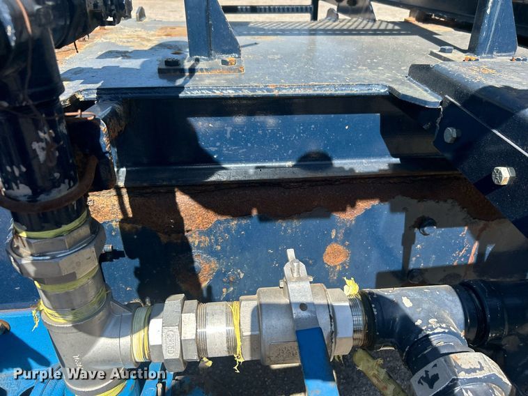 image for item EG1105 2013 International  7400 tank truck