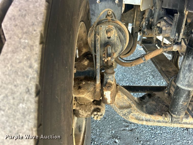 image for item EG1105 2013 International  7400 tank truck