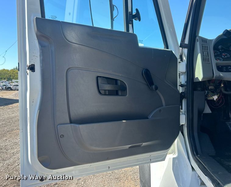 image for item EG1105 2013 International  7400 tank truck