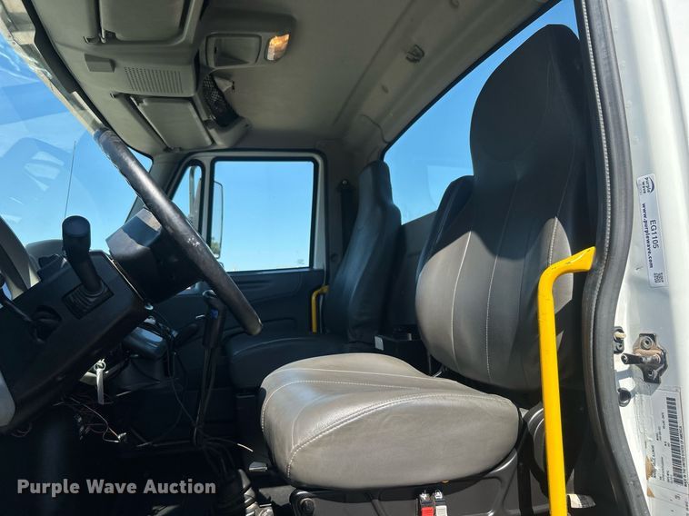 image for item EG1105 2013 International  7400 tank truck