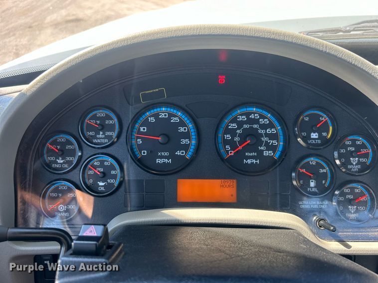 image for item EG1105 2013 International  7400 tank truck