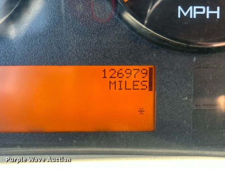 image for item EG1105 2013 International  7400 tank truck