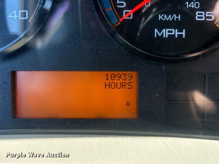 image for item EG1105 2013 International  7400 tank truck