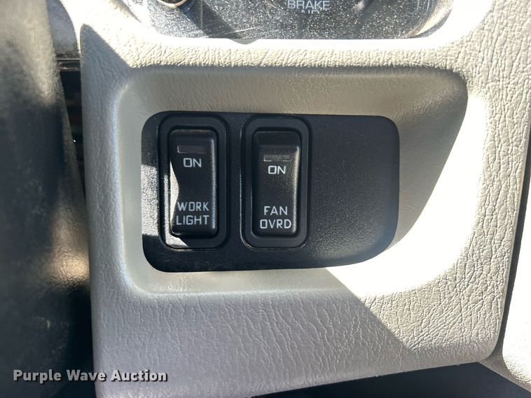 image for item EG1105 2013 International  7400 tank truck