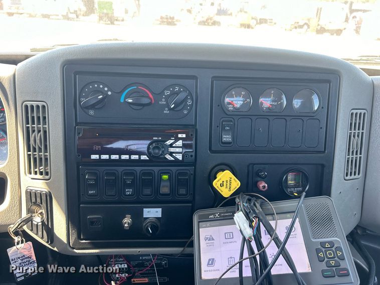 image for item EG1105 2013 International  7400 tank truck